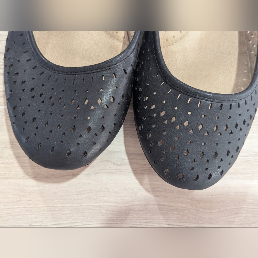 Croft & Barrow Ortholite Laser Cutouts Black Flats Sz 10 *EUC - Picture 2 of 11